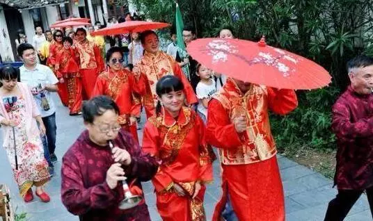 准婆婆過壽,我送去生日蛋糕,聽到姑姐們的談話,我不想嫁了
