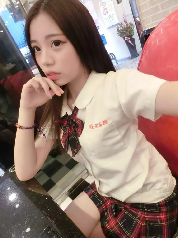 高中生惹人犯罪!超齡穿著急轉大人...扮兔女郎「開襟10cm」:噴鼻血阿!