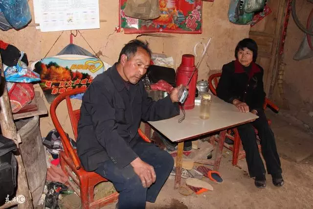 女人拋棄家庭,十年後帶鉅款回家,留下二十萬,兒子跟她走了
