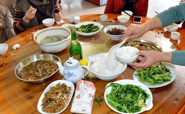 第一次帶女友回家吃飯,女友沒吃就走了,母親卻讓我把女友娶回家
