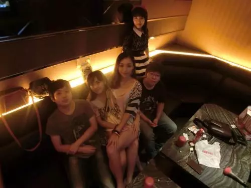 前夫明天就要結婚了,夜裡我忍不住撥打他的電話,接通後我哭了