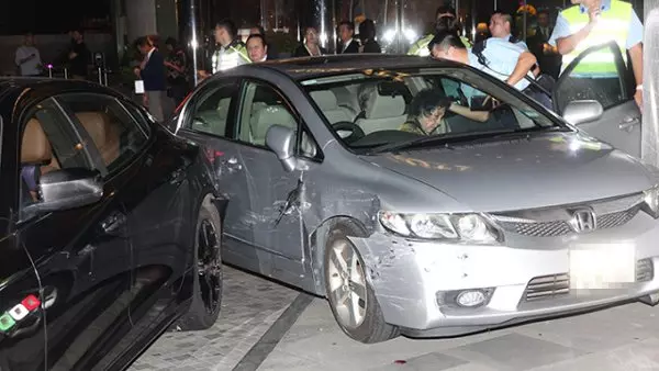 誤把油門當剎車 97歲老嫗撞超跑