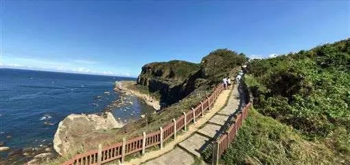 望幽谷驚傳墜崖!男坐欄桿突然消失…
