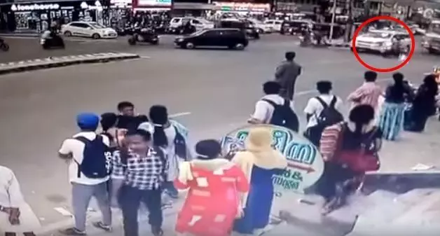 三寶女超幸運!沒看路直接撞車 爬起…40秒後竟「又衝去撞公車」(圖+影)