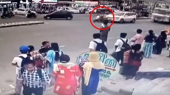 三寶女超幸運!沒看路直接撞車 爬起…40秒後竟「又衝去撞公車」(圖+影)