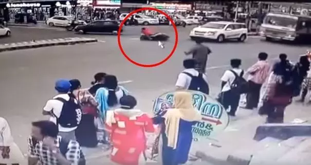 三寶女超幸運!沒看路直接撞車 爬起…40秒後竟「又衝去撞公車」(圖+影)