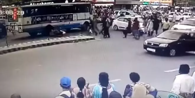 三寶女超幸運!沒看路直接撞車 爬起…40秒後竟「又衝去撞公車」(圖+影)