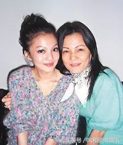 張韶涵媽媽越南工作照曝光,濃妝艷抹身材發福,打扮似少女!