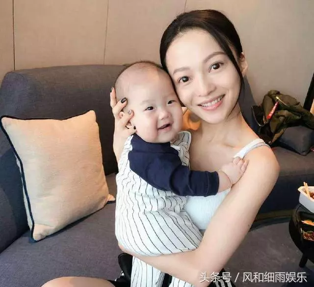 張韶涵媽媽越南工作照曝光,濃妝艷抹身材發福,打扮似少女!