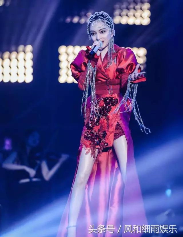 張韶涵媽媽越南工作照曝光,濃妝艷抹身材發福,打扮似少女!