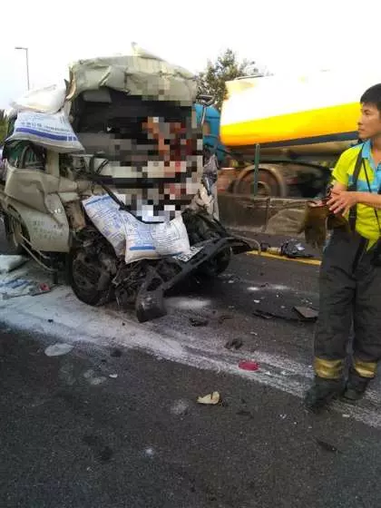 國道未煞車連環撞 駕駛遭夾爆慘死
