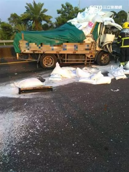 國道未煞車連環撞 駕駛遭夾爆慘死
