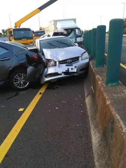 國道未煞車連環撞 駕駛遭夾爆慘死