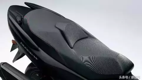 鈴木推出新款漢堡人BURGMAN 400