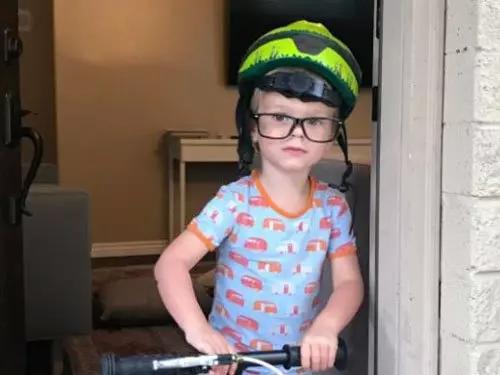 學大人使用碎紙機 2歲兒碾碎逾千美鈔
