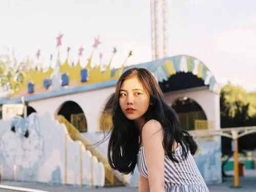 表姐結婚我帶190斤的女友去參加,親友嘲笑聲一片,一出門都愣了