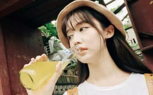 表姐結婚我帶190斤的女友去參加,親友嘲笑聲一片,一出門都愣了