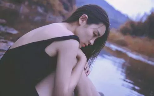 表姐結婚我帶190斤的女友去參加,親友嘲笑聲一片,一出門都愣了