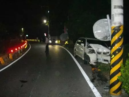 毒駕殞命?彰化休旅車自撞電線桿 男死女重傷