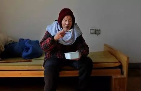 老母親失蹤,4個兒子都找不到,孫子突然說:奶奶在爺爺那