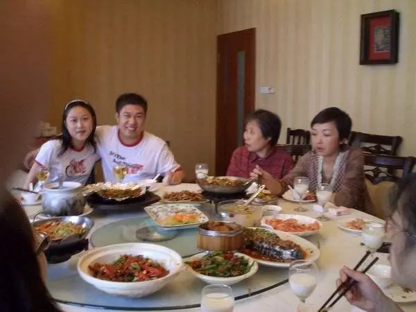 離婚在娘家住,母親給我盛飯,飯吃一半,我一抬頭哽咽的吃不下去
