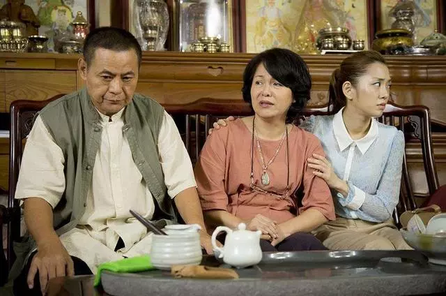 「老婆,確實是我媽和小妹不對,不過你得跟她們道歉」「你做夢」