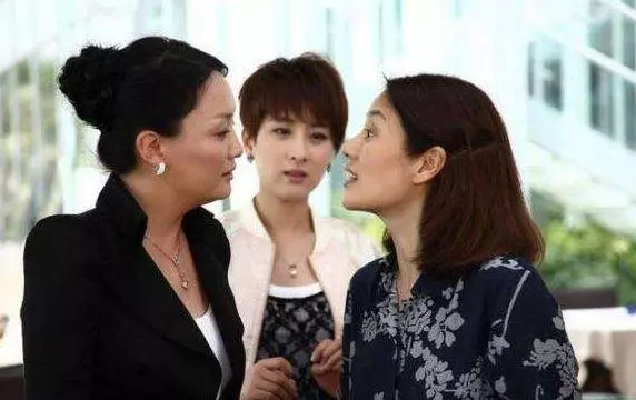 「老婆,確實是我媽和小妹不對,不過你得跟她們道歉」「你做夢」