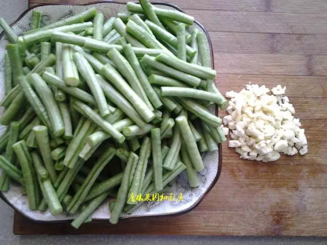 豆角要想炒得好吃,也是有技巧的,這樣做又脆又嫩,好吃不得了!