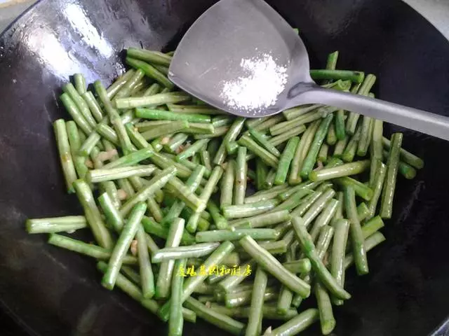 豆角要想炒得好吃,也是有技巧的,這樣做又脆又嫩,好吃不得了!