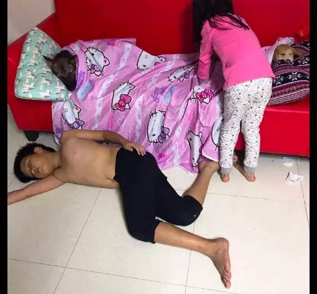 孩子讓狗狗睡在沙發上蓋好被子,自己則就睡在地板上,太有愛了!