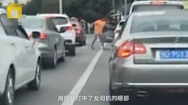殘障乞丐乞討遭拒狂毆 女司機致破相 (影)