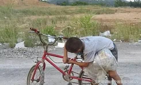 窮小子收留一痴傻老人,十天後家裡來了三輛轎車,才知身份不一般