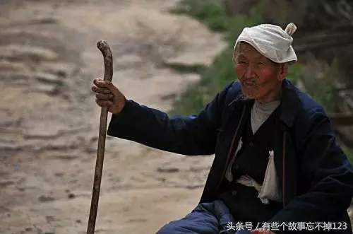 窮小子收留一痴傻老人,十天後家裡來了三輛轎車,才知身份不一般