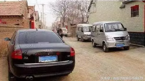 窮小子收留一痴傻老人,十天後家裡來了三輛轎車,才知身份不一般