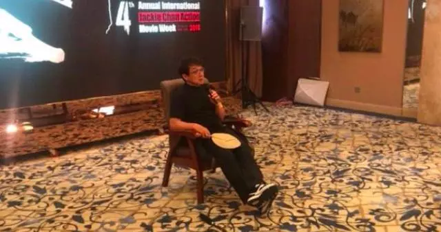 64歲成龍走路要拄拐,腳傷嚴重需手術,卻一直拖延治療時間,原因..
