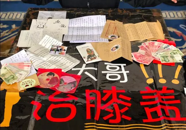 64歲成龍走路要拄拐,腳傷嚴重需手術,卻一直拖延治療時間,原因..