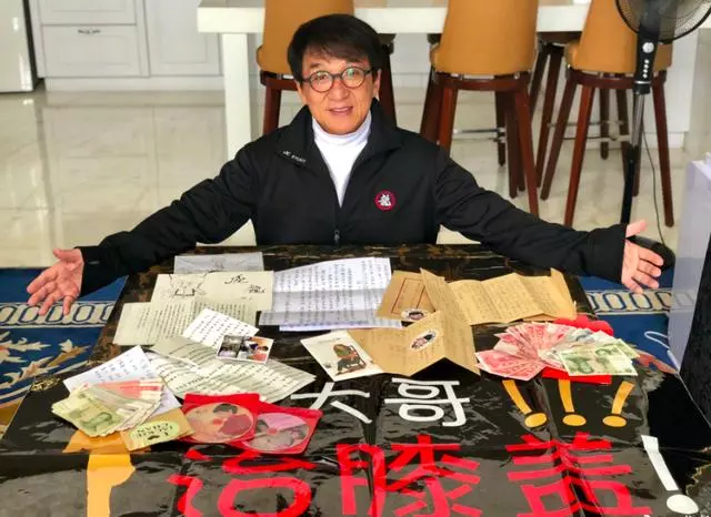 64歲成龍走路要拄拐,腳傷嚴重需手術,卻一直拖延治療時間,原因..