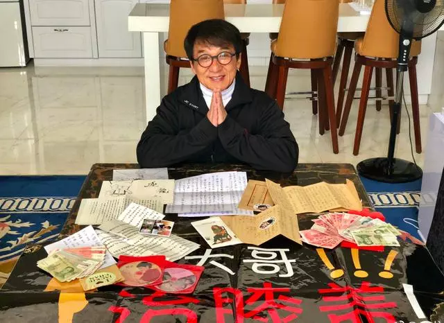 64歲成龍走路要拄拐,腳傷嚴重需手術,卻一直拖延治療時間,原因..
