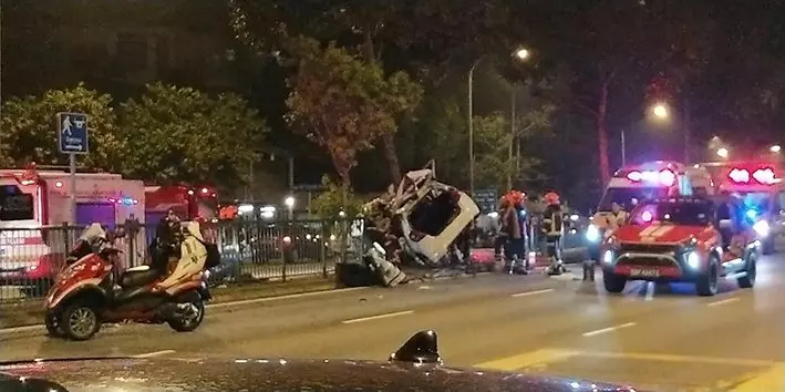 【新加坡】疑賽車肇禍!乘客慘遭夾死、轎車撞成U形包住樹!