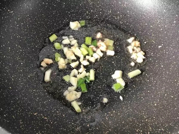 2個西紅柿,1把金針菇,簡單一做,美味下飯,好吃到想哭