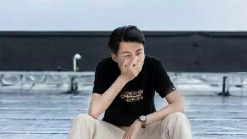男子打工帶回30萬,回家想跟老婆離婚,推開門後,男子淚目