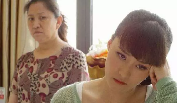 我生雙胞胎女兒,嫂子苦臉送來十萬,聽了婆婆說的話我再沒回娘家