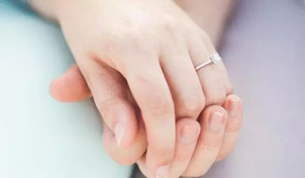 我生雙胞胎女兒,嫂子苦臉送來十萬,聽了婆婆說的話我再沒回娘家