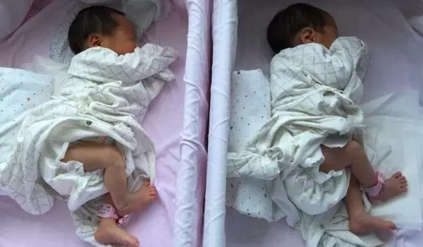 我生雙胞胎女兒,嫂子苦臉送來十萬,聽了婆婆說的話我再沒回娘家