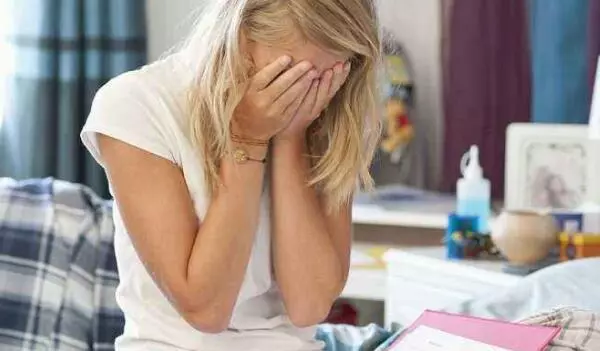 我生雙胞胎女兒,嫂子苦臉送來十萬,聽了婆婆說的話我再沒回娘家