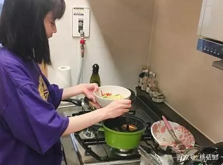 有種友情叫IU雪莉!7年閨蜜情惹人羨,路人同框畫面太美好!