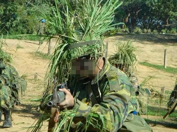 沒戴安全帽前面又有警察怎麼辦?他靠「超神偽裝」讓10萬網友笑到胃抽筋!