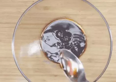 老婆把一隻雞扔進電飯鍋,沒想到出鍋後這麼好吃,和烤雞一個味