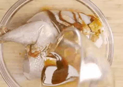 老婆把一隻雞扔進電飯鍋,沒想到出鍋後這麼好吃,和烤雞一個味