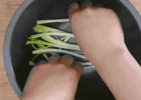 老婆把一隻雞扔進電飯鍋,沒想到出鍋後這麼好吃,和烤雞一個味
